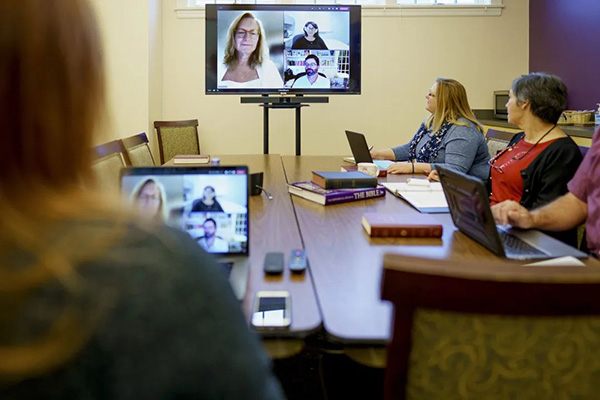 多代社群齊聚的古老教堂使用Bose vb1開會(huì)場(chǎng)景