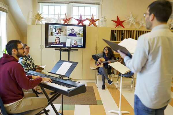 多代社群齊聚的古老教堂使用Bose vb1開會(huì)場(chǎng)景2